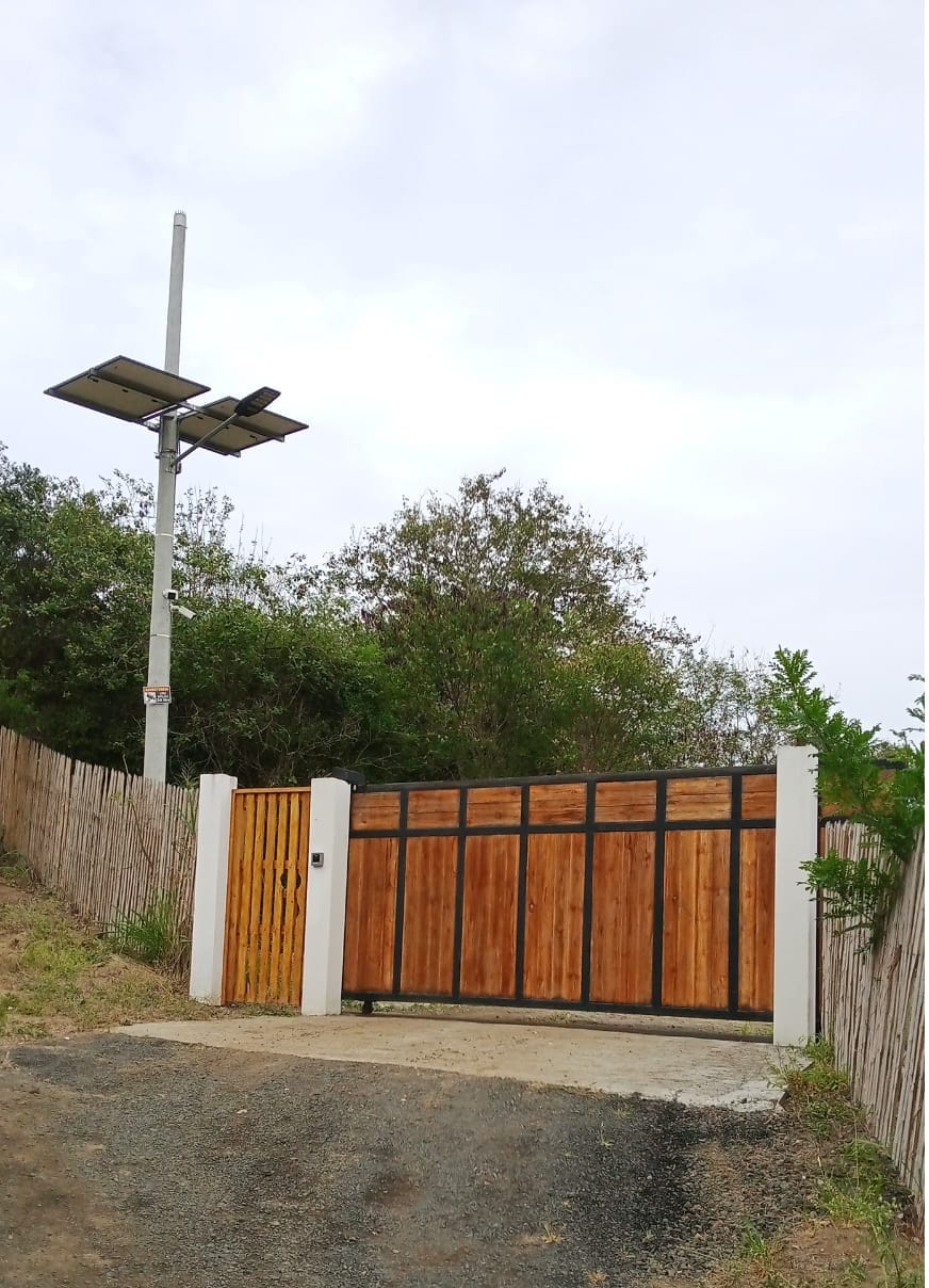 Puerta principal automatizada con energía solar y sistema de video portero IP.