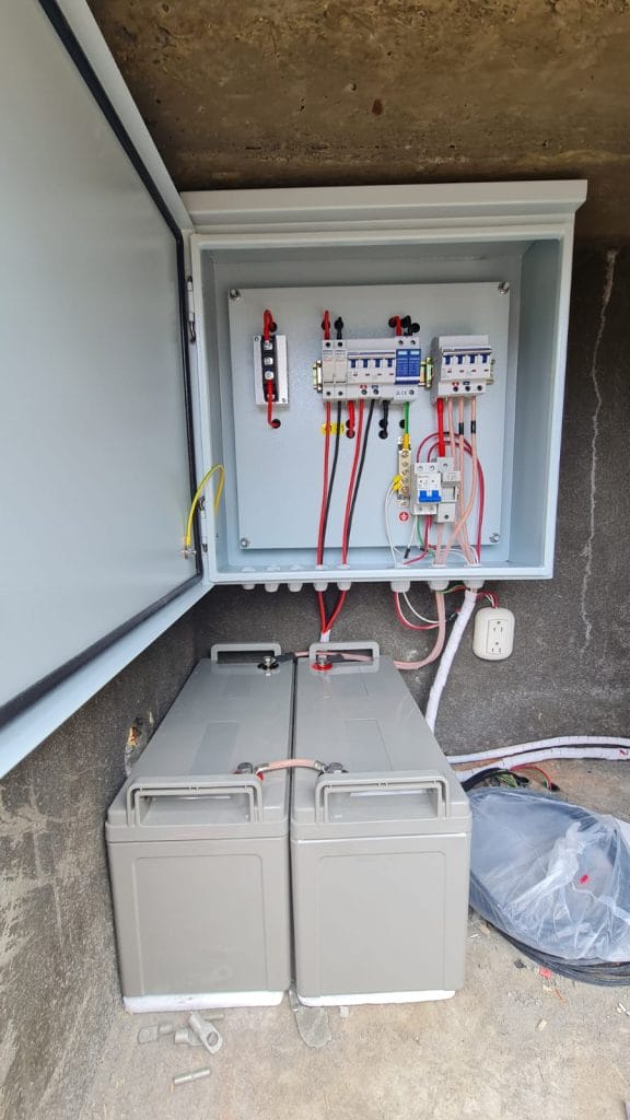 Puerta principal automatizada con energía solar y sistema de video portero IP.