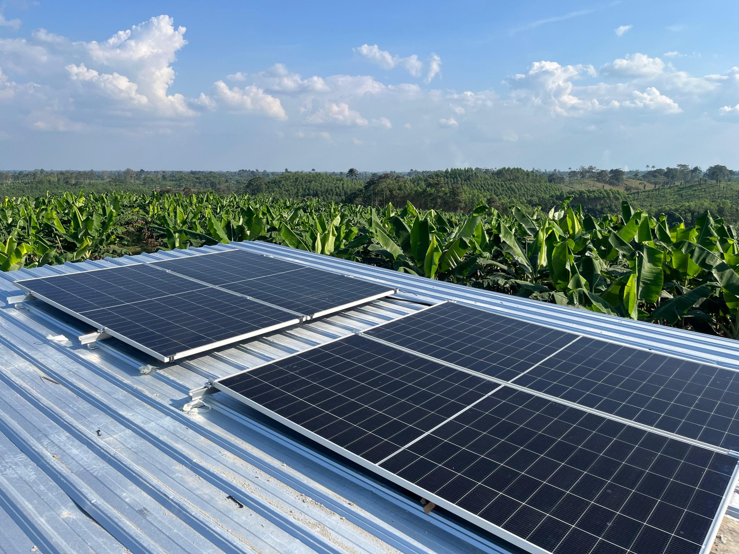 Cuatro paneles solares bifaciales de 600W instalados en una zona rural de El Carmen, Manabí, para un sistema de energía solar off-grid de Sparks IoT&Energy.