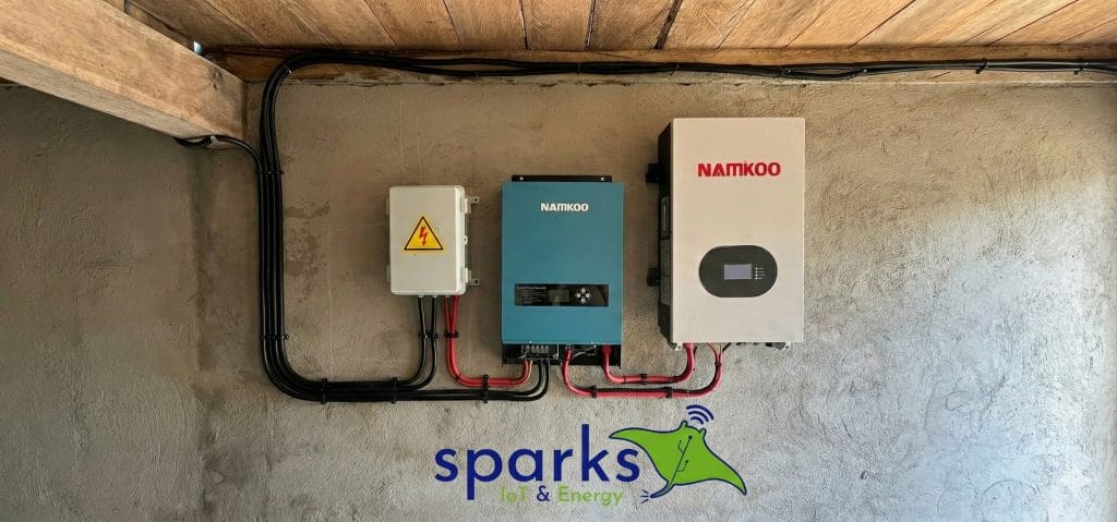 Instalación profesional de inversor solar NAMKOO y batería de litio de 5kWh con gestión de cableado estético por Sparks IoT&Energy en El Carmen.